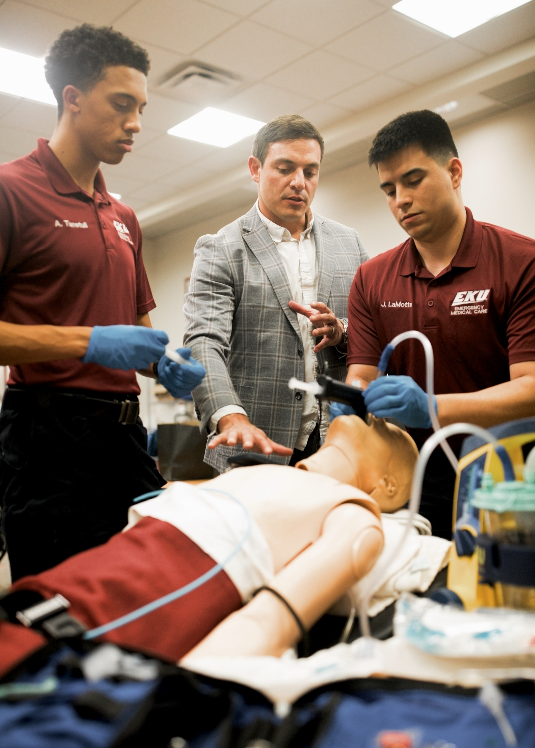 Dr. Andrew Napier with EKU Paramedic Students in the EMC simulation lab